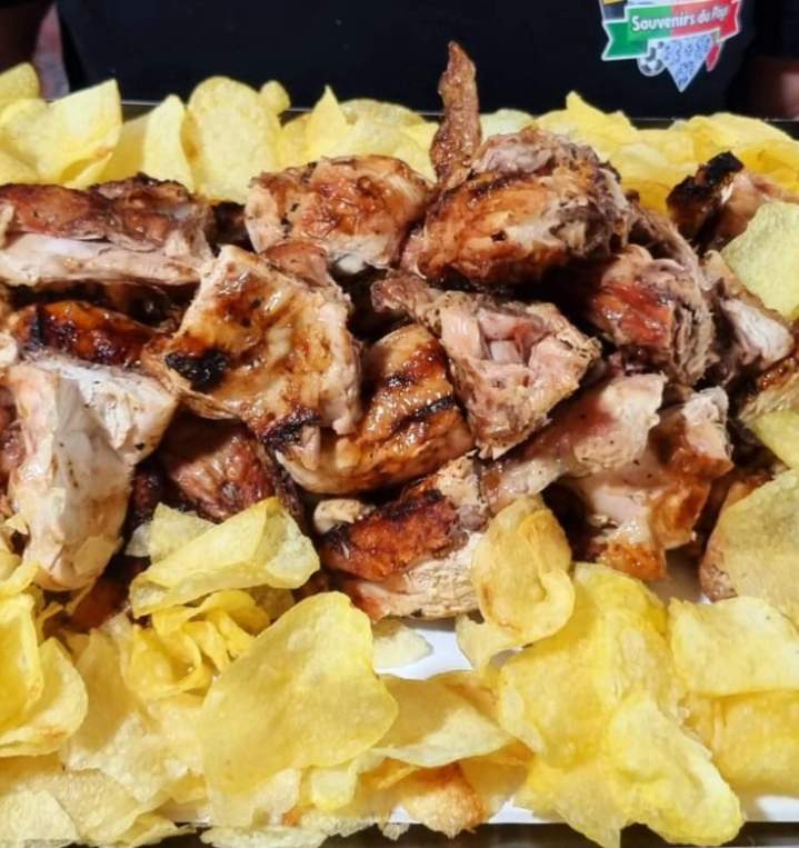 Pedaços de leitão assado e batatas fritas Annecy