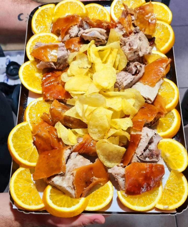 Plateau chips pommes de terre, morceaux porcelet rôti et rondelles d'orange Annecy